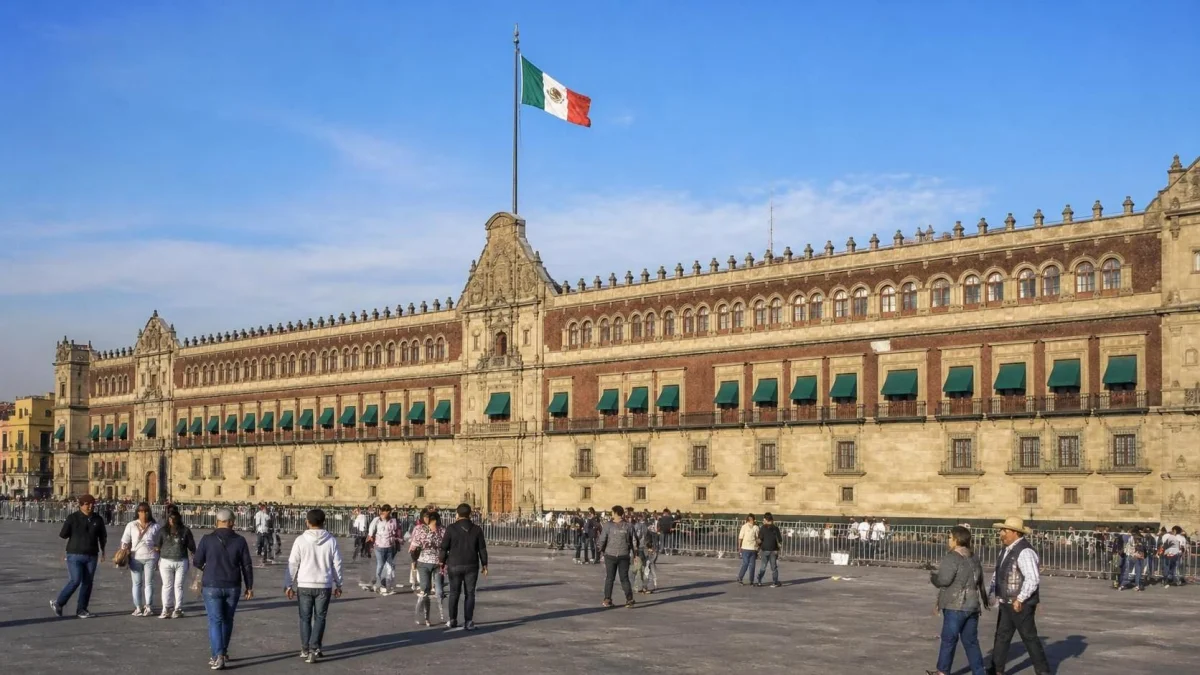 El peso mexicano pierde terreno frente al dólar ante la escalada del conflicto en Irán